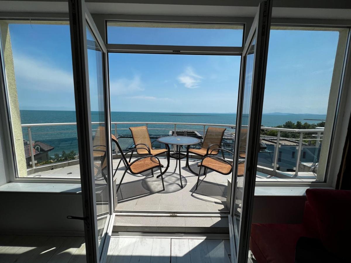 Modern Beachfront Apartment With Pool ラヴダ エクステリア 写真
