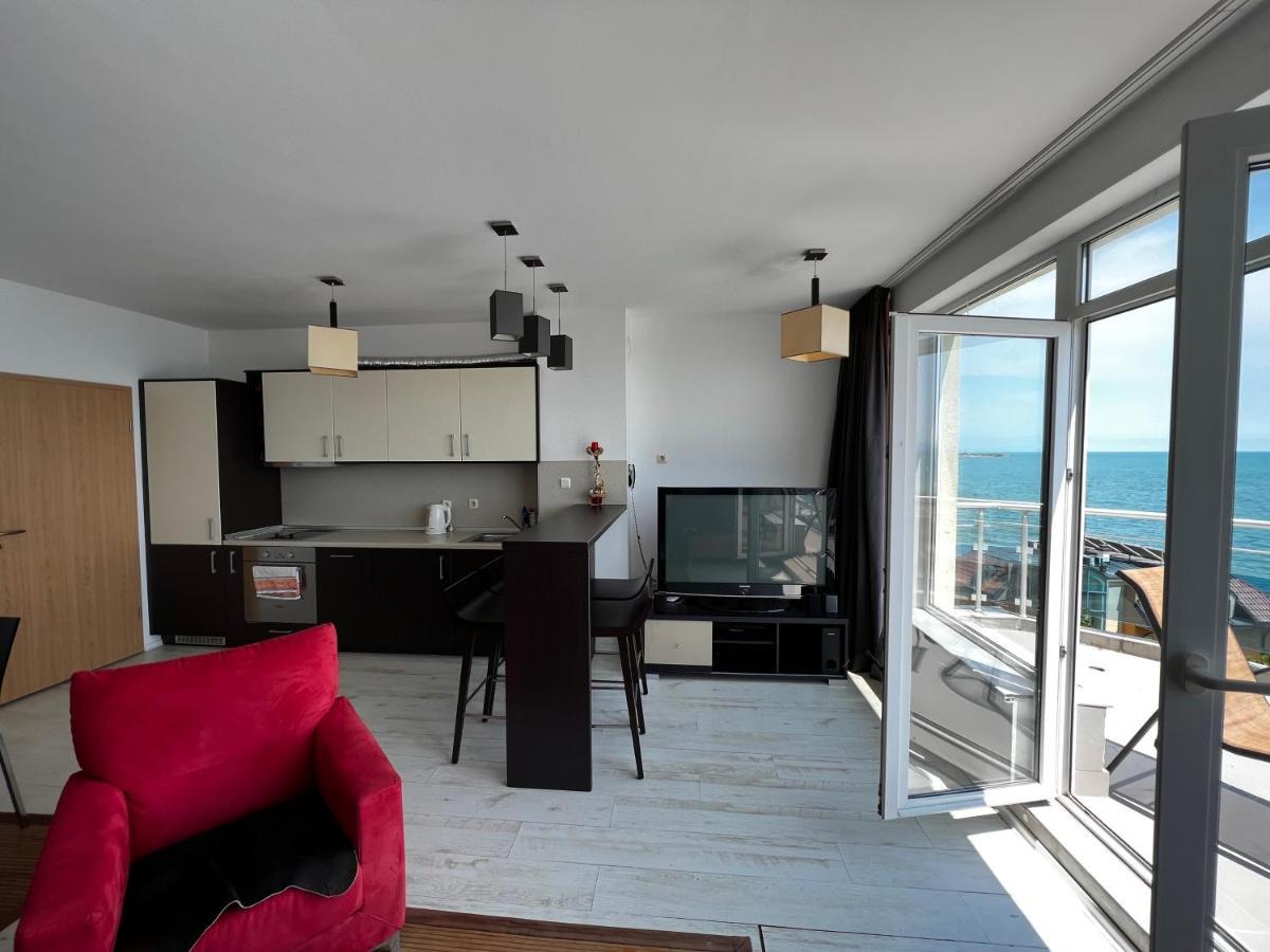 Modern Beachfront Apartment With Pool ラヴダ エクステリア 写真