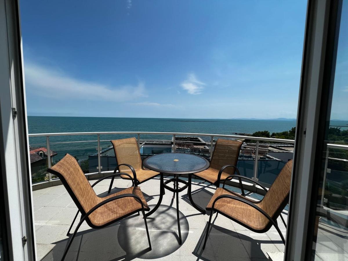 Modern Beachfront Apartment With Pool ラヴダ エクステリア 写真