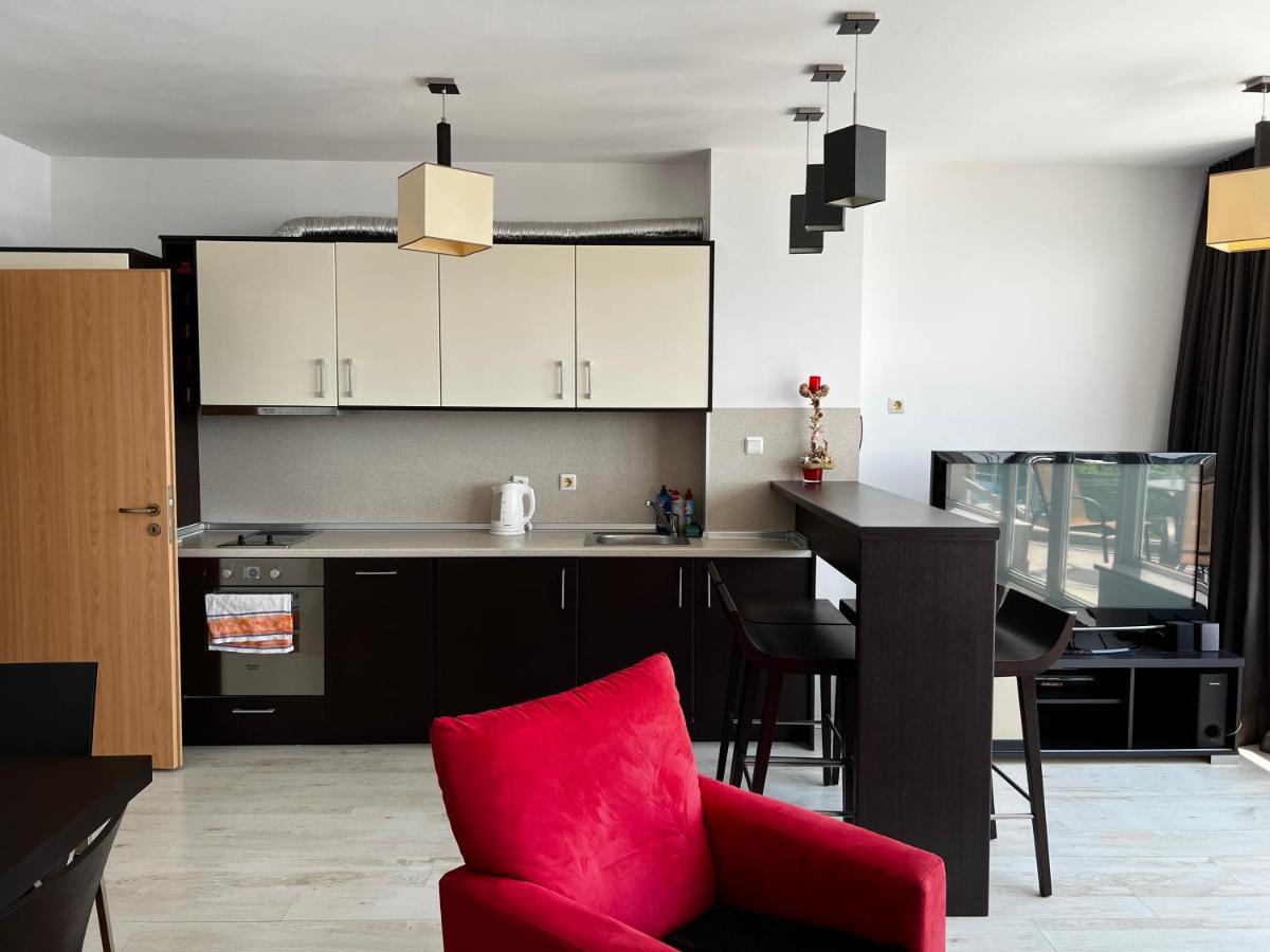 Modern Beachfront Apartment With Pool ラヴダ エクステリア 写真