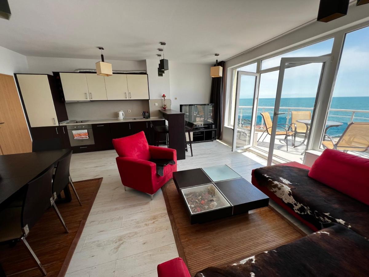 Modern Beachfront Apartment With Pool ラヴダ エクステリア 写真